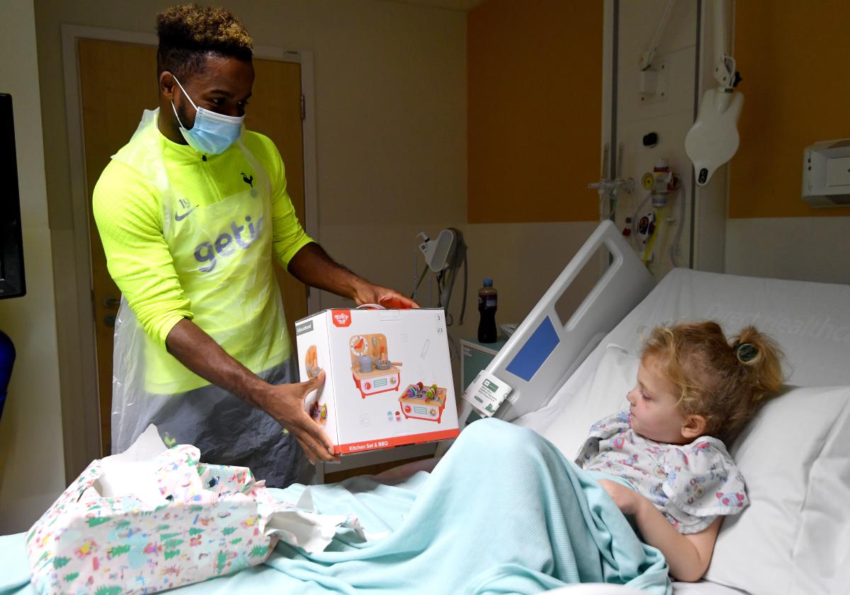 Sess giving out presents