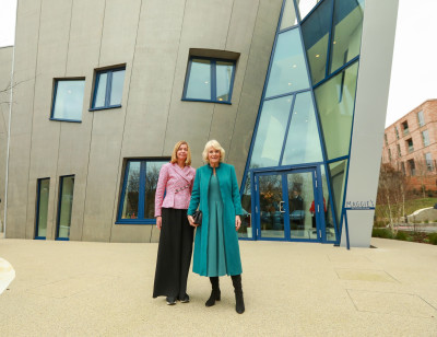 Queen with Maggie's chief executive.jpg