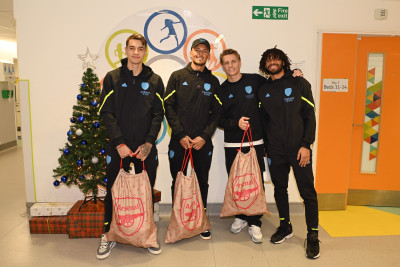Arsenal team with sacks pro.JPG